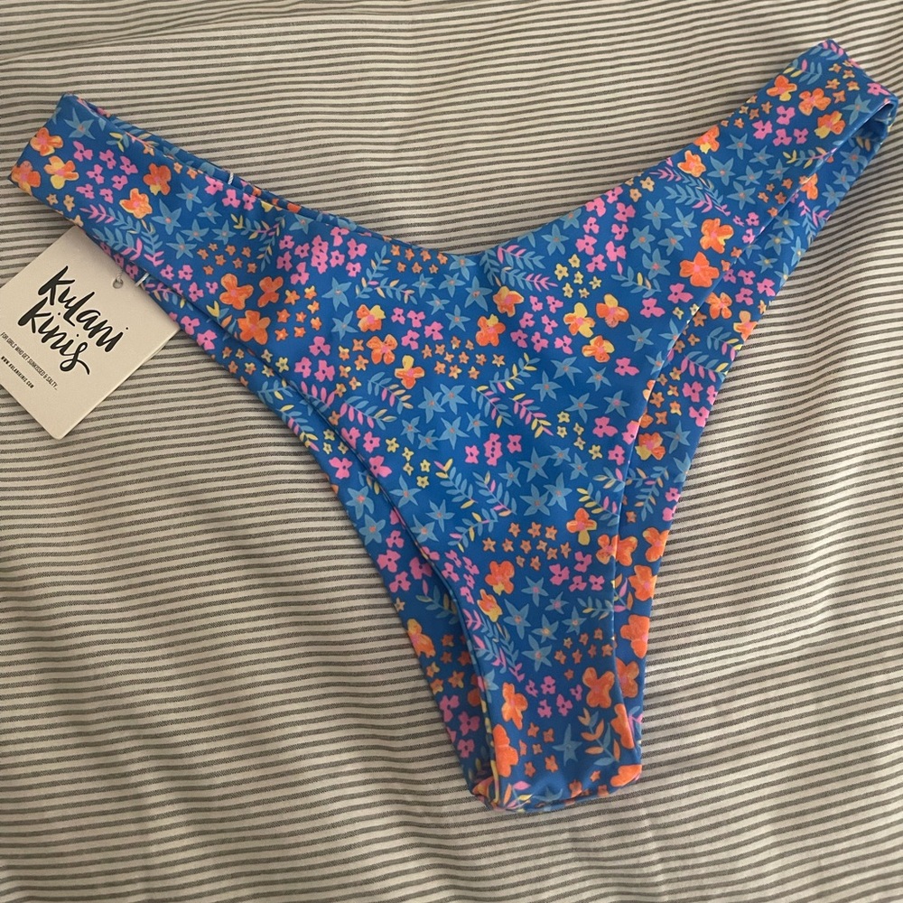 Kulani kinis Bombshell Beach v bikini bottom
